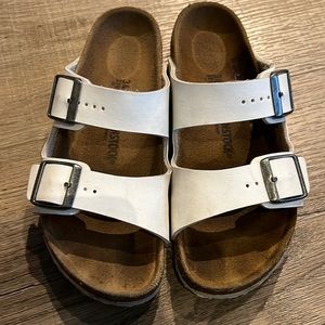 Girls White Arizona Birkenstock sandals Size 34 (Youth size 3)